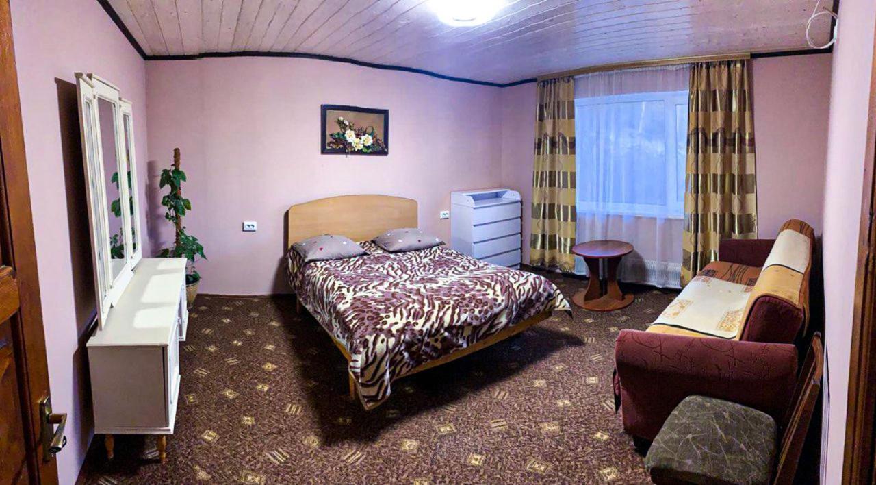 Під Лісом У Гіда Villa ยาเรมชา ภายนอก รูปภาพ