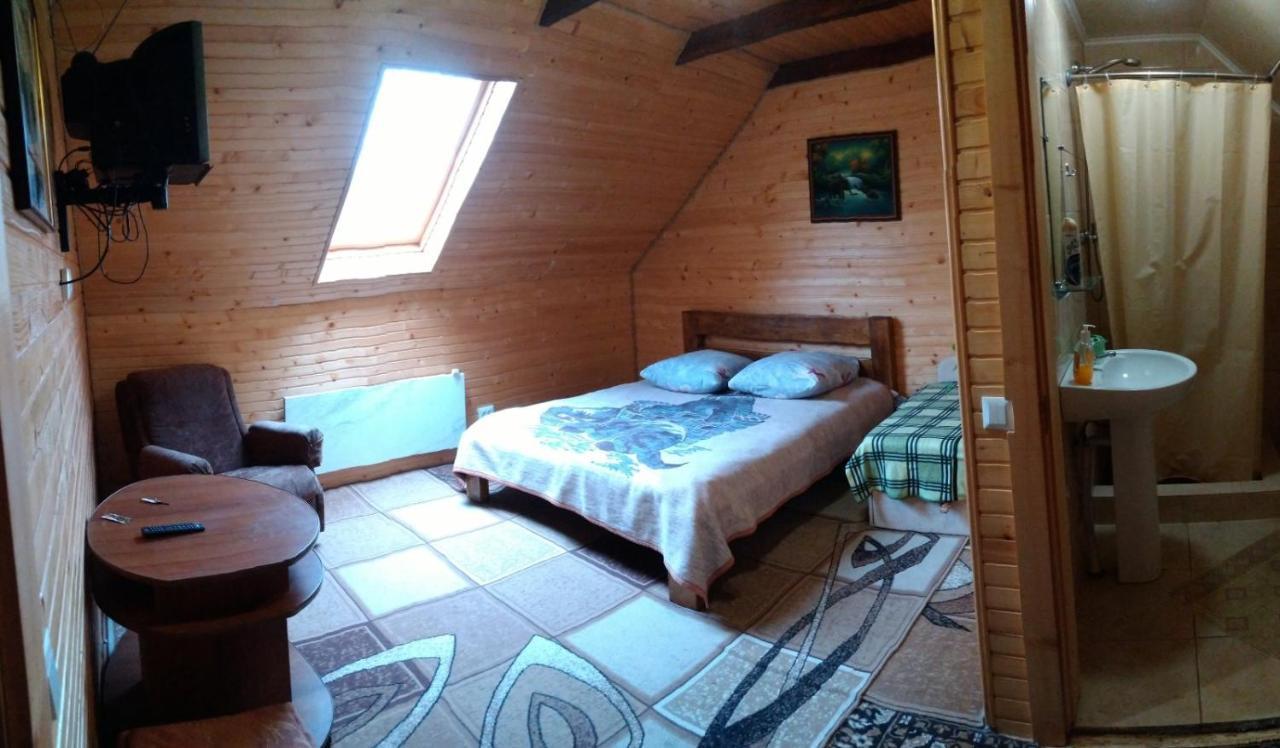 Під Лісом У Гіда Villa ยาเรมชา ภายนอก รูปภาพ